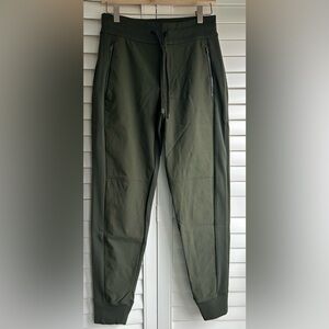 Athleta Headlands Hybrid Trek Mid Rise Jogger in mountain olive size 4